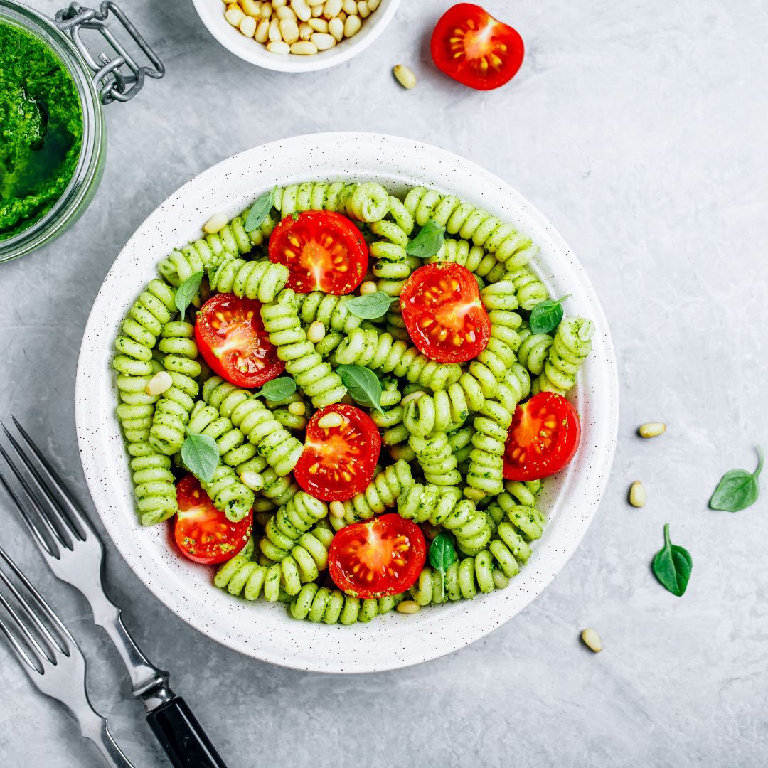 Pasta con pesto, pomodorini e pinoli tostati